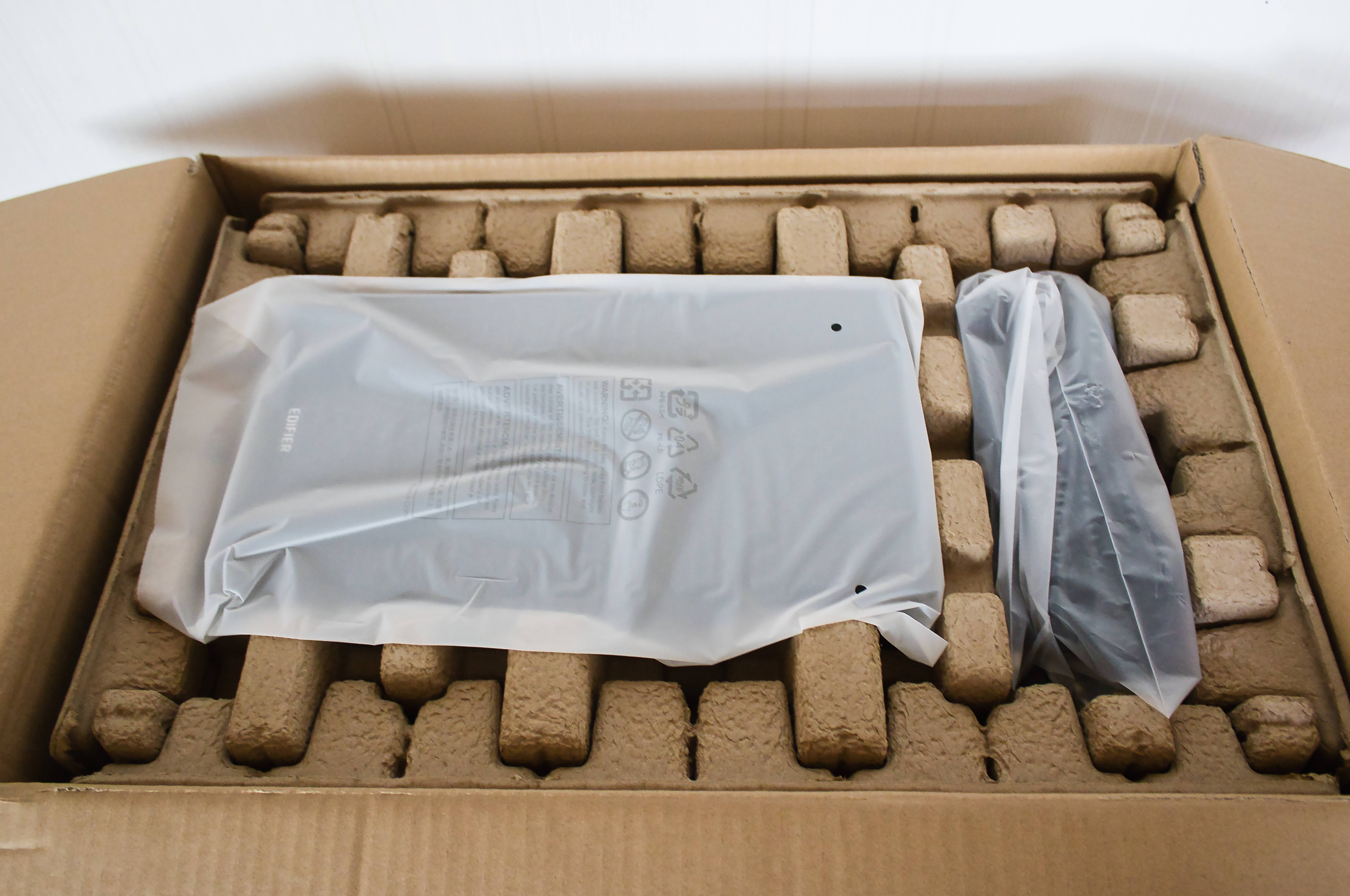 Edifier R2750DB MKII Verpackung geöffnet