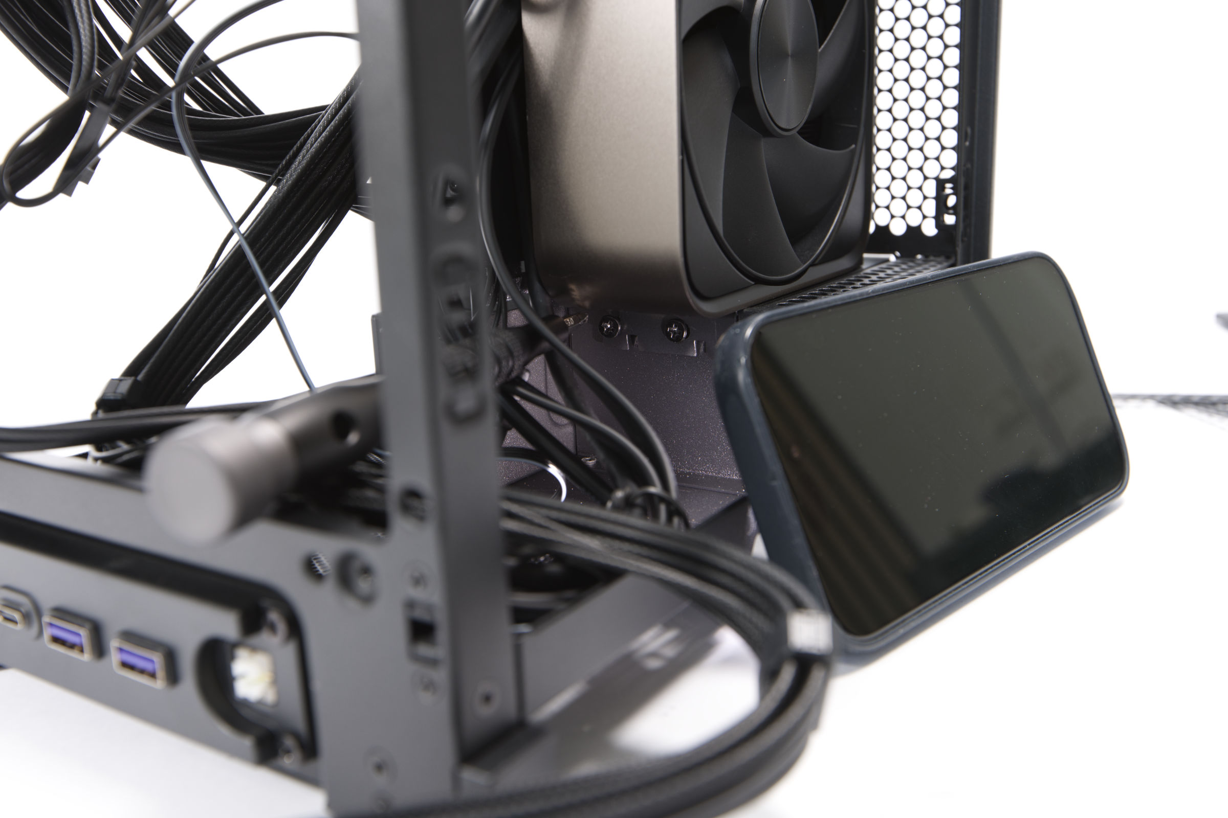 NZXT H2 Flow Schrauben schwer zugänglich