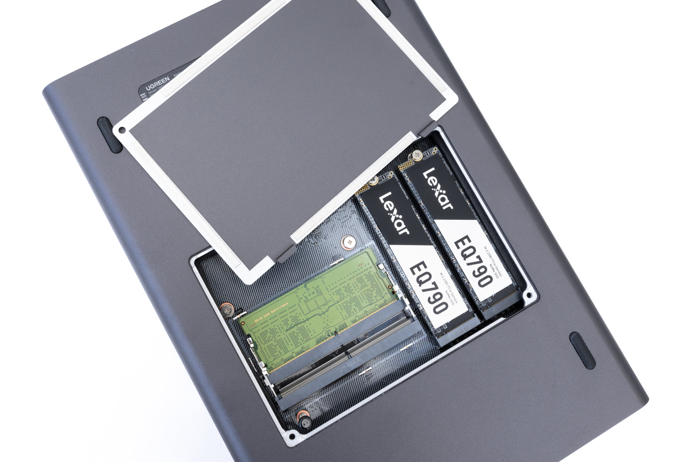 UGREEN DXP4800 Pro vollbestückte NVMe Steckplätze UGREEN DXP4800 Pro vollbestückte NVMe Steckplätze