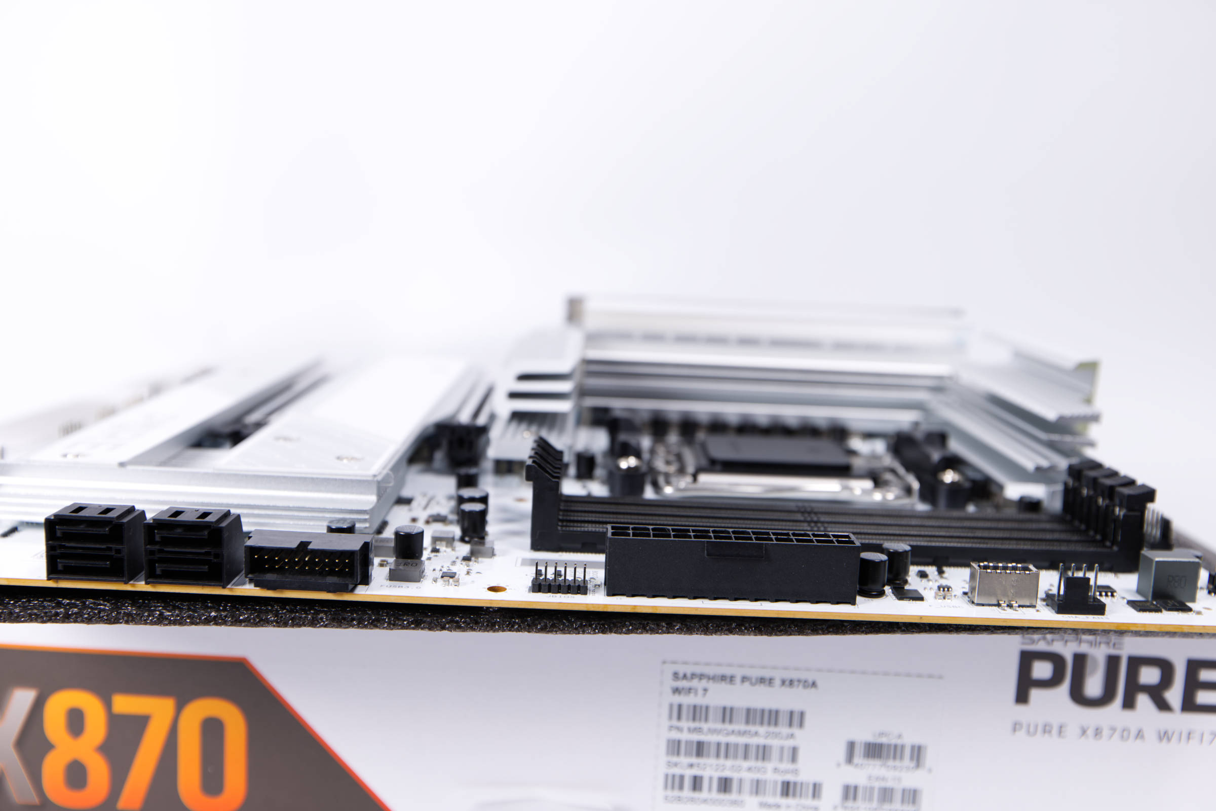 Sapphire PURE X8709A WIFI 7 ATX und Anschlüsse