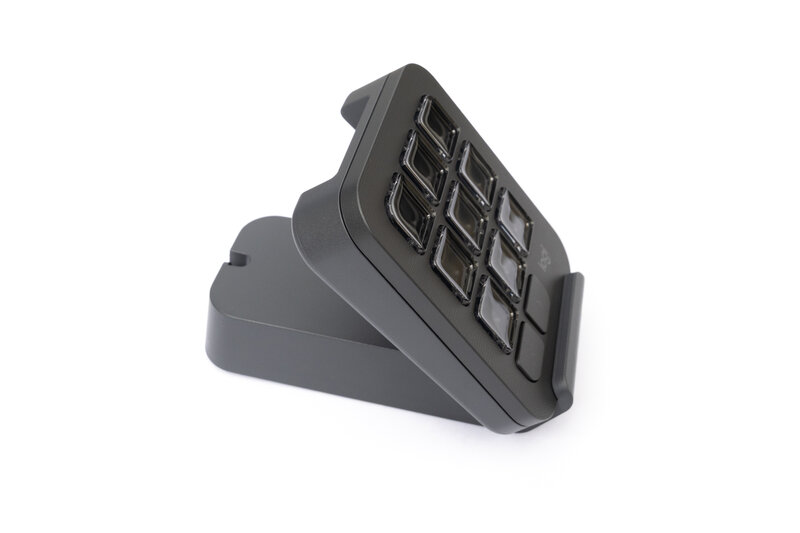 Logitech MX Keypad aufgestellt mit beiliegender Halterung Logitech MX Keypad aufgestellt mit beiliegender Halterung