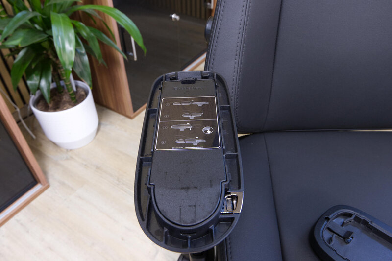 noblechairs AURA - Entfernen der Armlehnen noblechairs AURA - Entfernen der Armlehnen