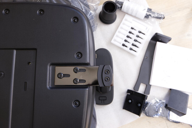 noblechairs AURA - Aufbau Armlehnen mit den flachen Inbusschauben noblechairs AURA - Aufbau Armlehnen mit den flachen Inbusschauben
