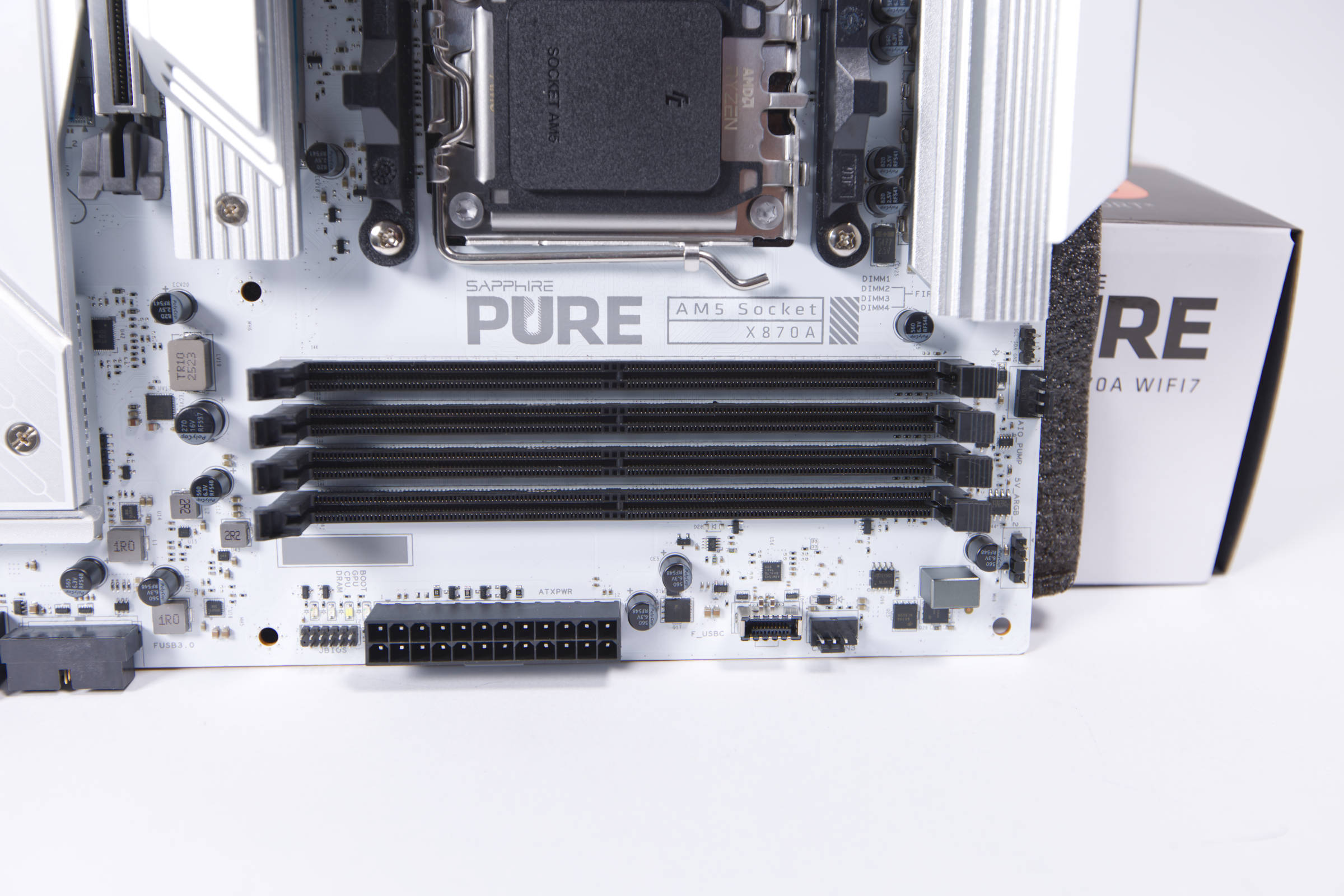 Sapphire PURE X8709A WIFI 7 DDR5 RAM und Anschlüsse