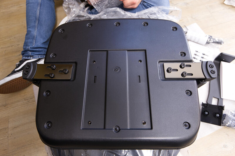 noblechairs AURA - Aufbau Armlehnen in der breiten Einstellung noblechairs AURA - Aufbau Armlehnen in der breiten Einstellung