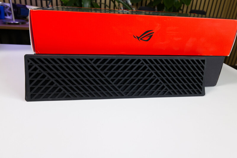 ASUS ROG Azoth 96 HE Handballenauflage Rückseite ASUS ROG Azoth 96 HE Handballenauflage Rückseite
