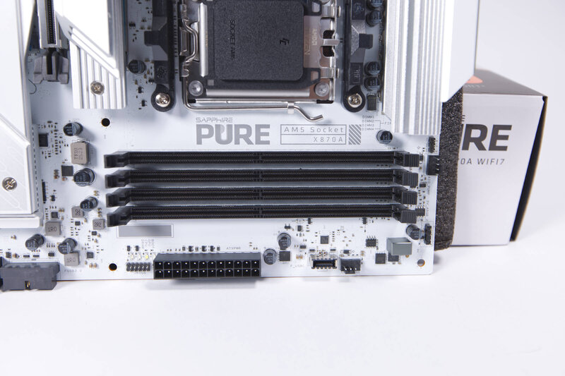 Sapphire PURE X8709A WIFI 7 DDR5 RAM und Anschlüsse Sapphire PURE X8709A WIFI 7 DDR5 RAM und Anschlüsse