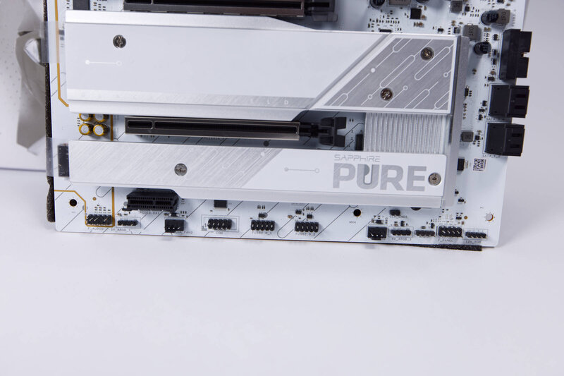 Sapphire PURE X8709A WIFI 7 Anschlüsse und Ports unten Sapphire PURE X8709A WIFI 7 Anschlüsse und Ports unten