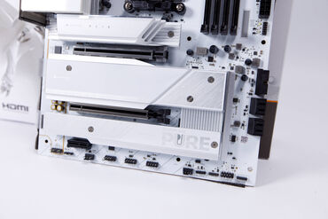 Sapphire PURE X8709A WIFI 7 Kühler unten Sapphire PURE X8709A WIFI 7 Kühler unten