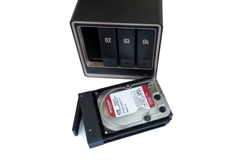 UGREEN DXP4800 GT werkzeugloser Einbau