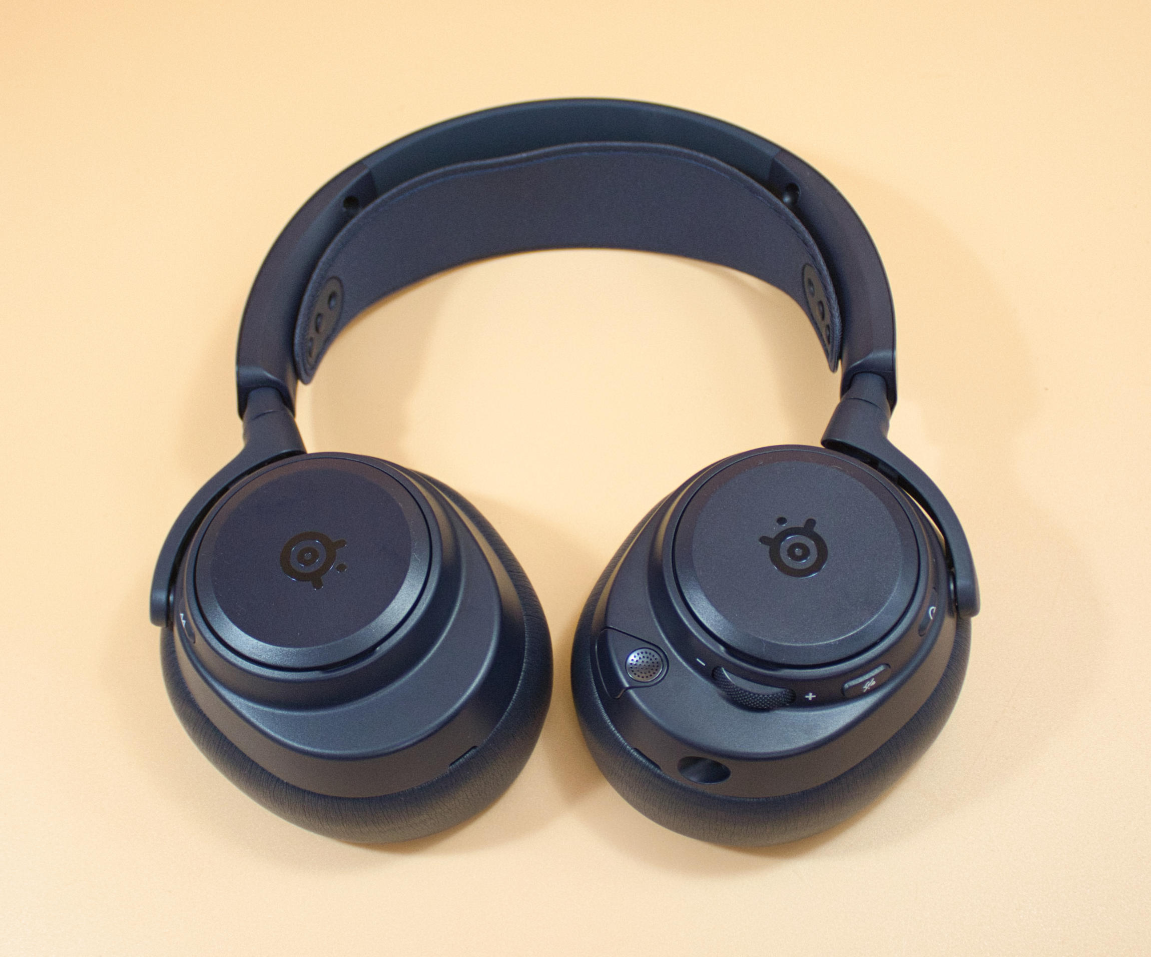 SteelSeries Arctis Nova Pro Omni Ohrmuscheln außen SteelSeries Arctis Nova Pro Omni Ohrmuscheln außen