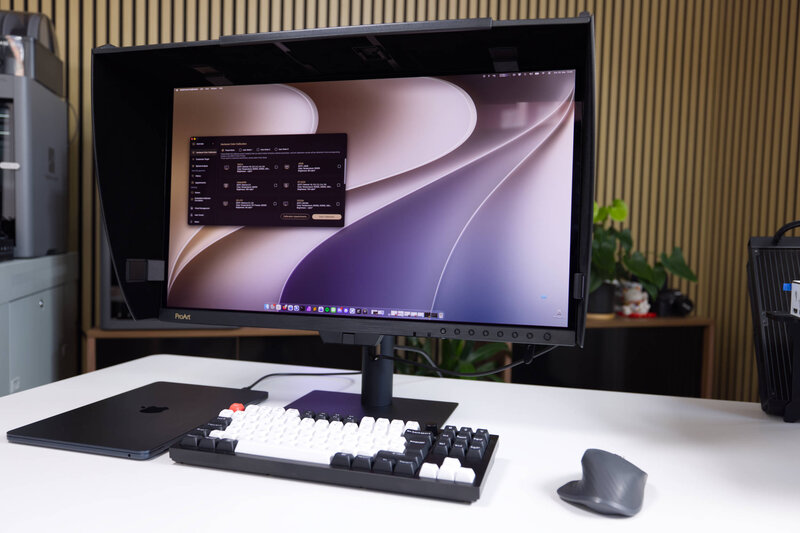 ASUS ProArt Display OLED PA27USD Lichtschutzhaube in Betrieb ASUS ProArt Display OLED PA27USD Lichtschutzhaube in Betrieb