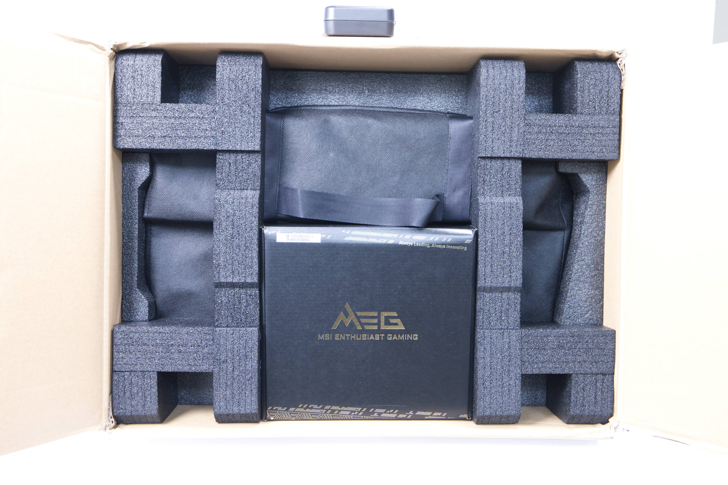 MSI MEG Vision X AI Innenverpackung MSI MEG Vision X AI Innenverpackung
