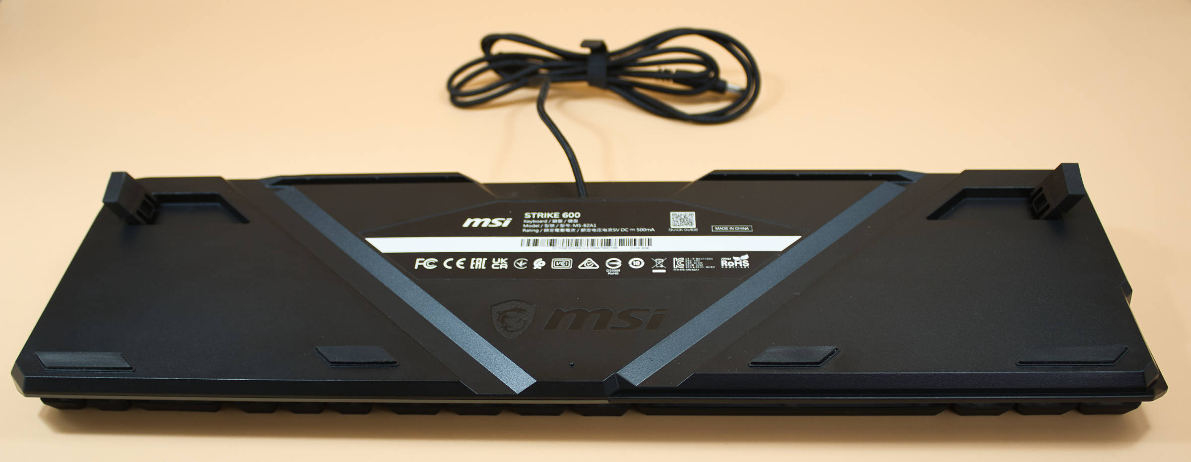 MSI Strike 600 Rückseite mit Aufstellern