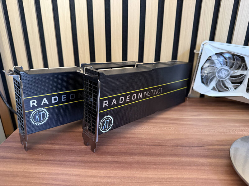 Radeon Instinct MI50 mit 32 GB HBM2 Speicher Radeon Instinct MI50 mit 32 GB HBM2 Speicher