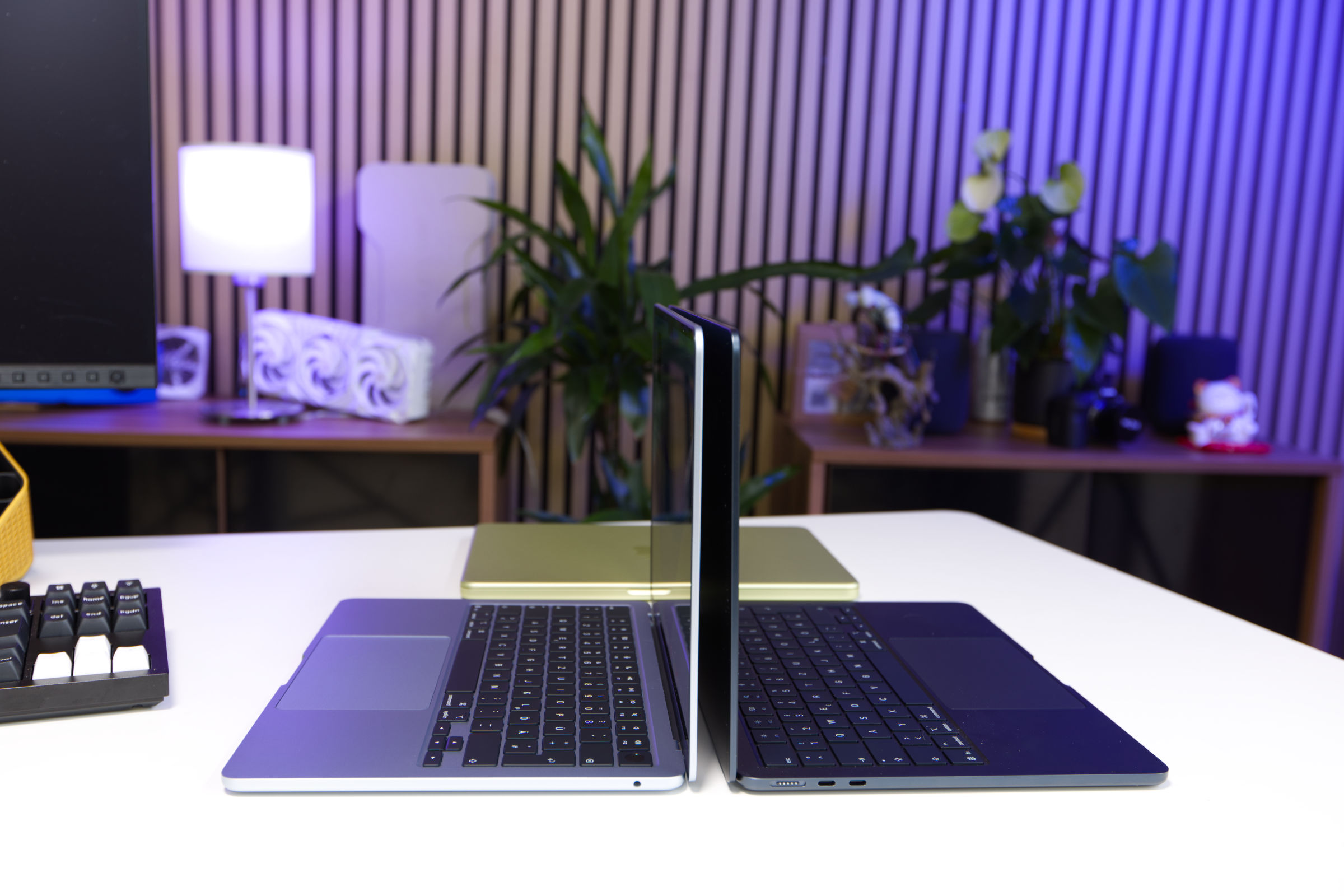 Apple MacBook Air 13 M5 links vs M4 rechts Apple MacBook Air 13 M5 links vs M4 rechts