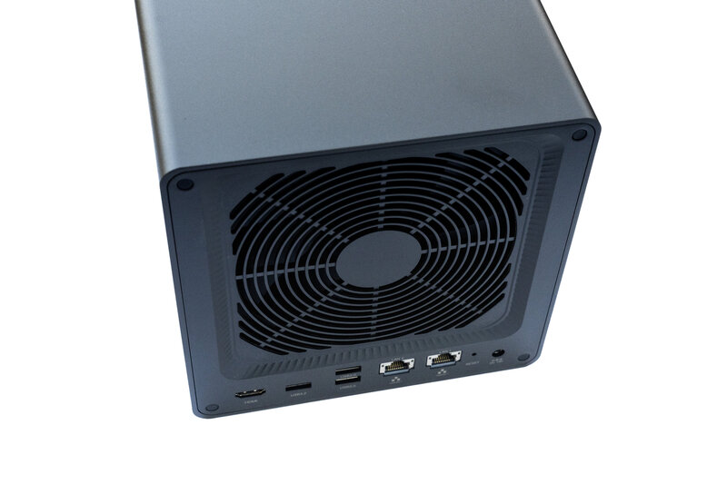 UGREEN DXP4800 GT mit entfernten Staubschutzgitter