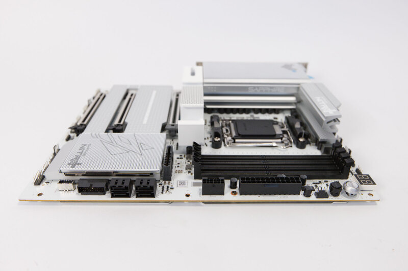 Sapphire Nitro X870EA PhantomLink Polar Anschlüsse seitlich Sapphire Nitro X870EA PhantomLink Polar Anschlüsse seitlich