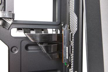 NZXT H2 Flow Risen Kabel auf PCIe Seite NZXT H2 Flow Risen Kabel auf PCIe Seite