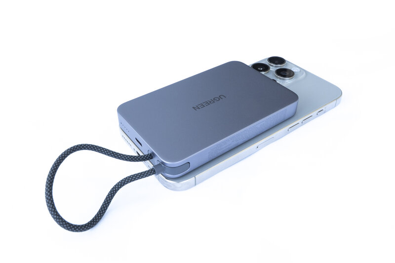 UGREEN MagFlow Air 10000mAh angedockt UGREEN MagFlow Air 10000mAh angedockt