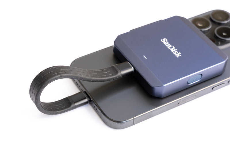 SanDisk PRO CINEMA CFexpress Type B Recorder Flachkabel angedockt SanDisk PRO CINEMA CFexpress Type B Recorder Flachkabel angedockt