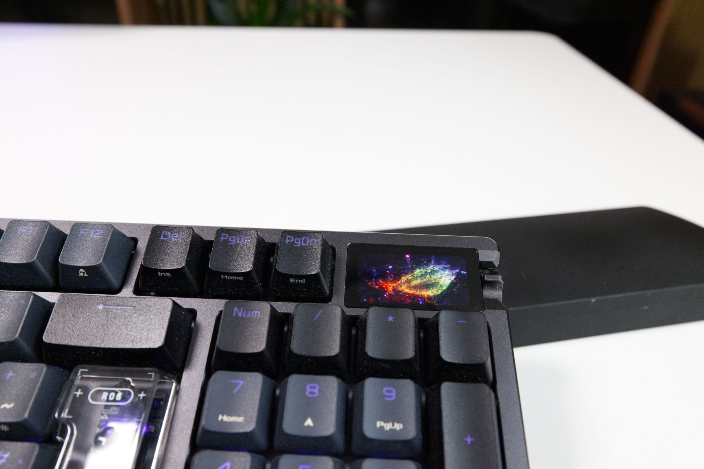 ASUS ROG Azoth 96 HE Dispaly Nahaufnahme 2