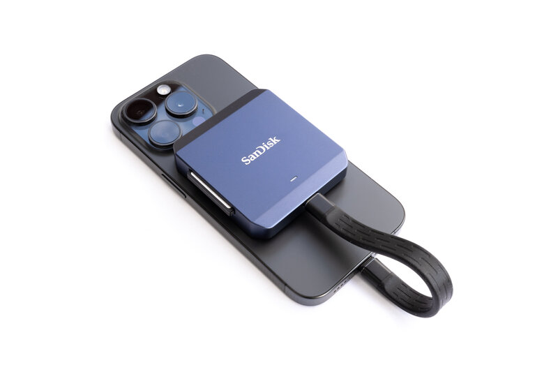 SanDisk PRO CINEMA CFexpress Type B Recorder angedockt an iPhone SanDisk PRO CINEMA CFexpress Type B Recorder angedockt an iPhone
