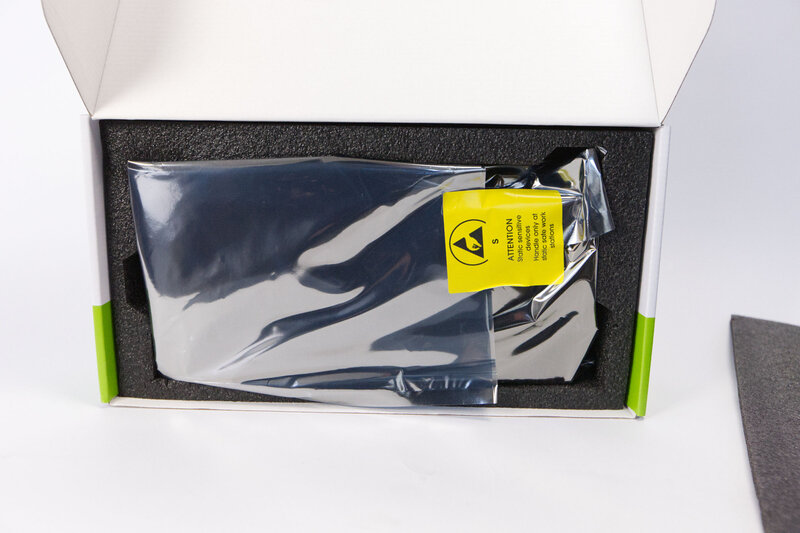 PNY GeForce RTX 5080 SLIM OC Innenverpackung