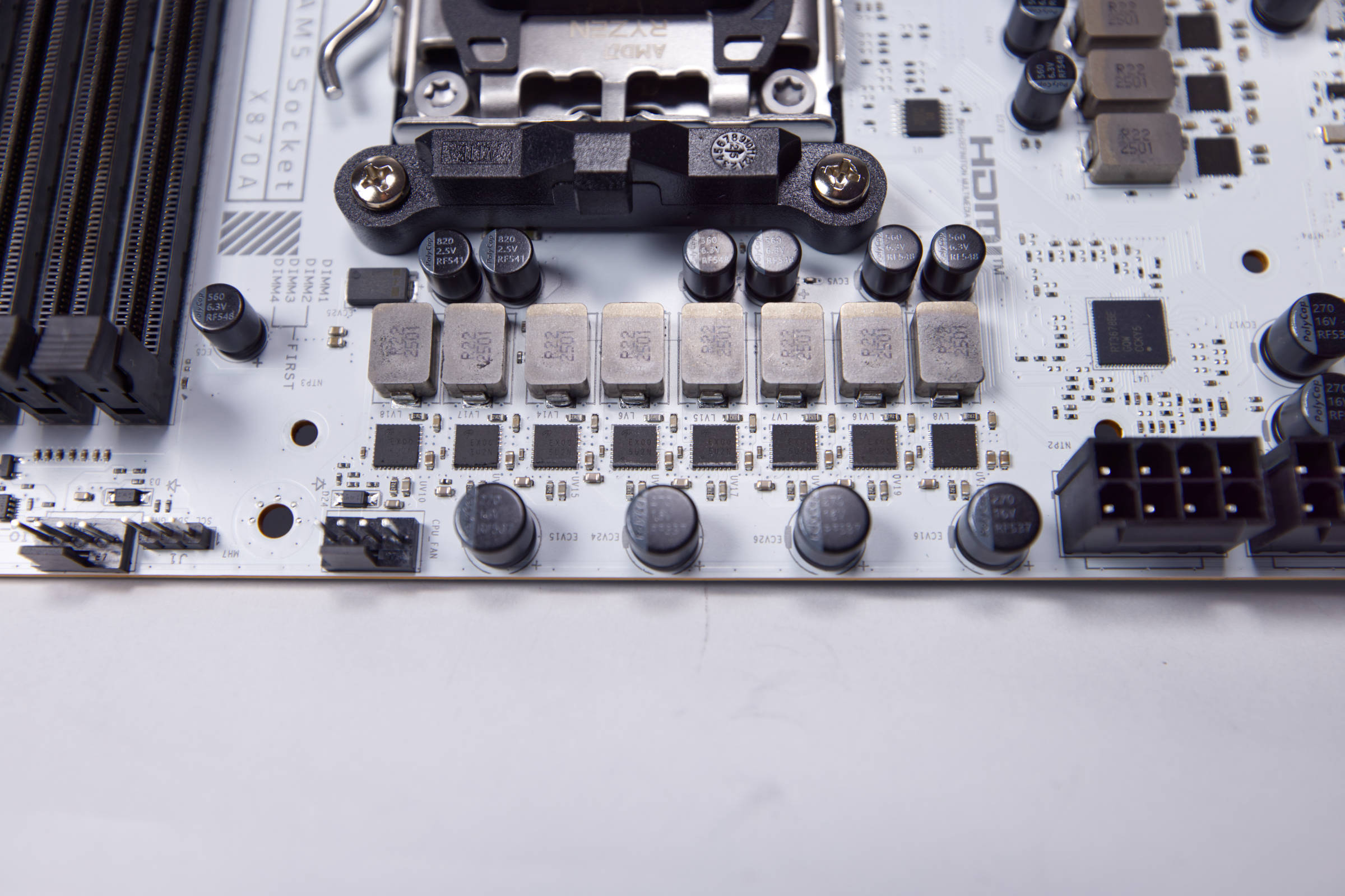 Sapphire PURE X8709A WIFI 7 obere VRM