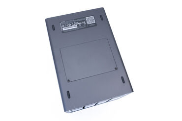 UGREEN DXP4800 Pro Unterseite mit Wartungsklappe