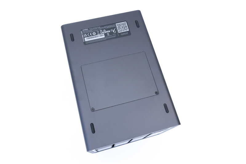UGREEN DXP4800 Pro Unterseite mit Wartungsklappe UGREEN DXP4800 Pro Unterseite mit Wartungsklappe