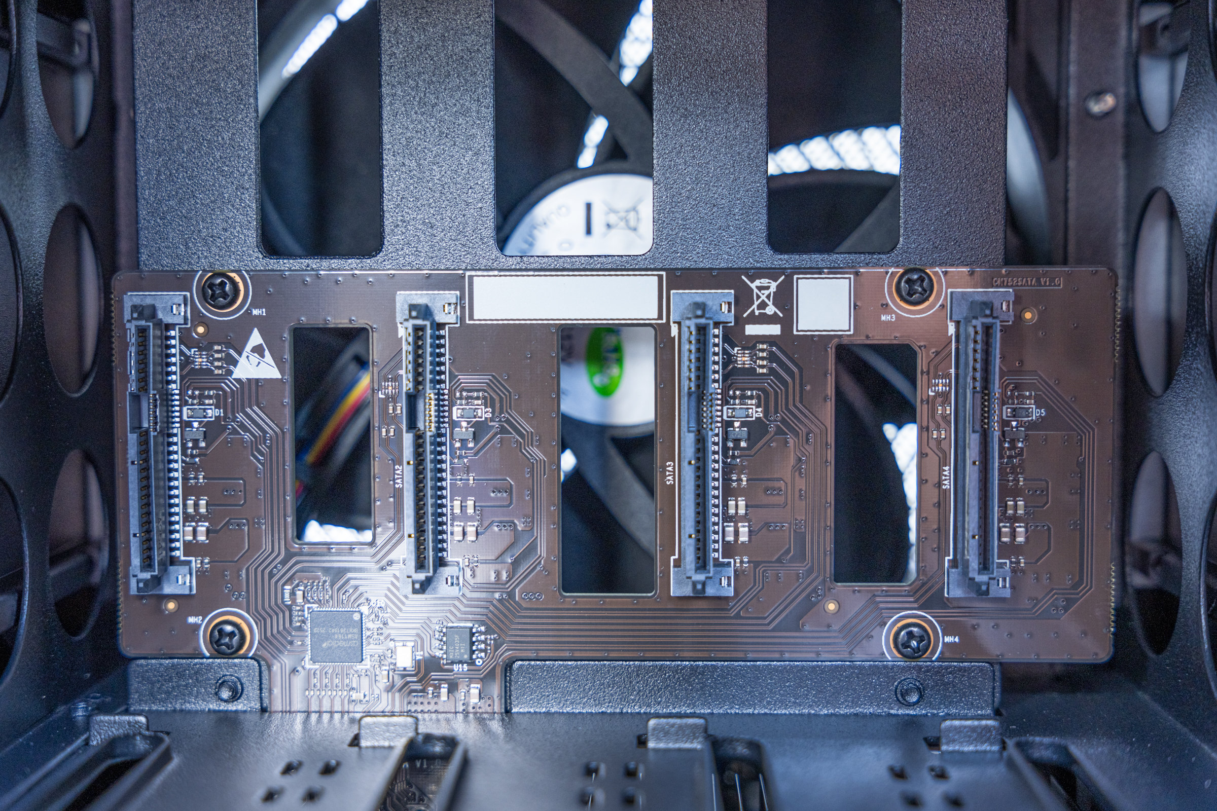UGREEN DXP4800 Pro SATA Anschlüsse UGREEN DXP4800 Pro SATA Anschlüsse