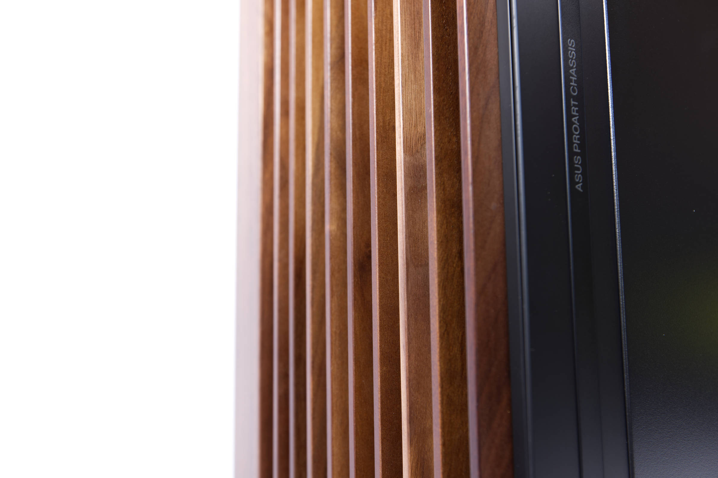ASUS ProArt PA602 Wood Edition Holzfront Detailaufnahme