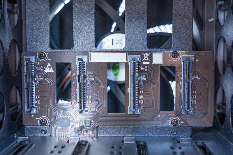 UGREEN DXP4800 Pro SATA Anschlüsse UGREEN DXP4800 Pro SATA Anschlüsse