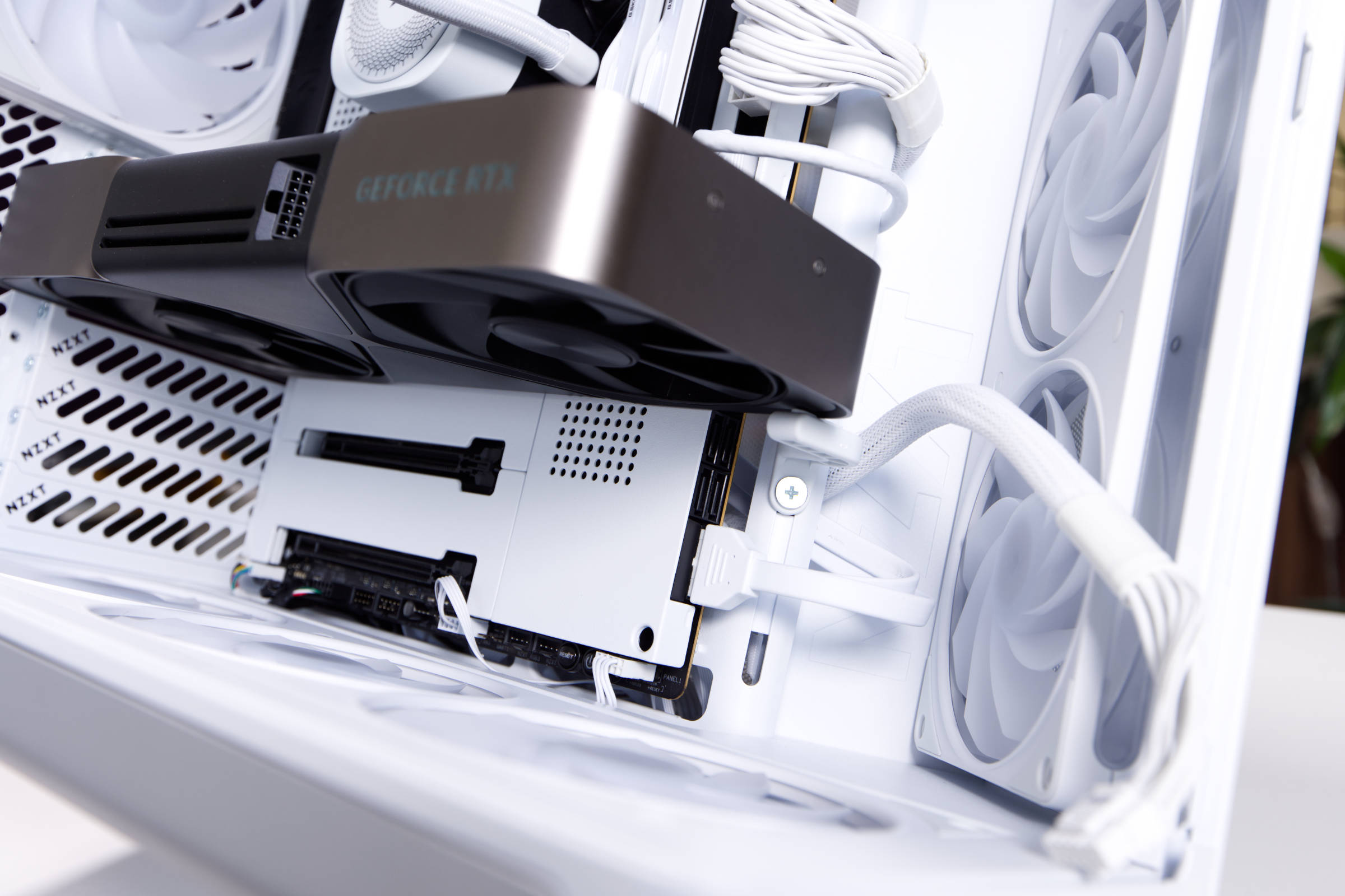 NZXT H6 RGB RTX 5080 FE mit Halterung NZXT H6 RGB RTX 5080 FE mit Halterung