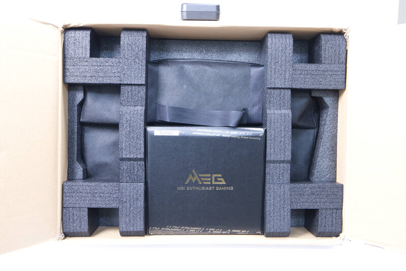 MSI MEG Vision X AI Innenverpackung