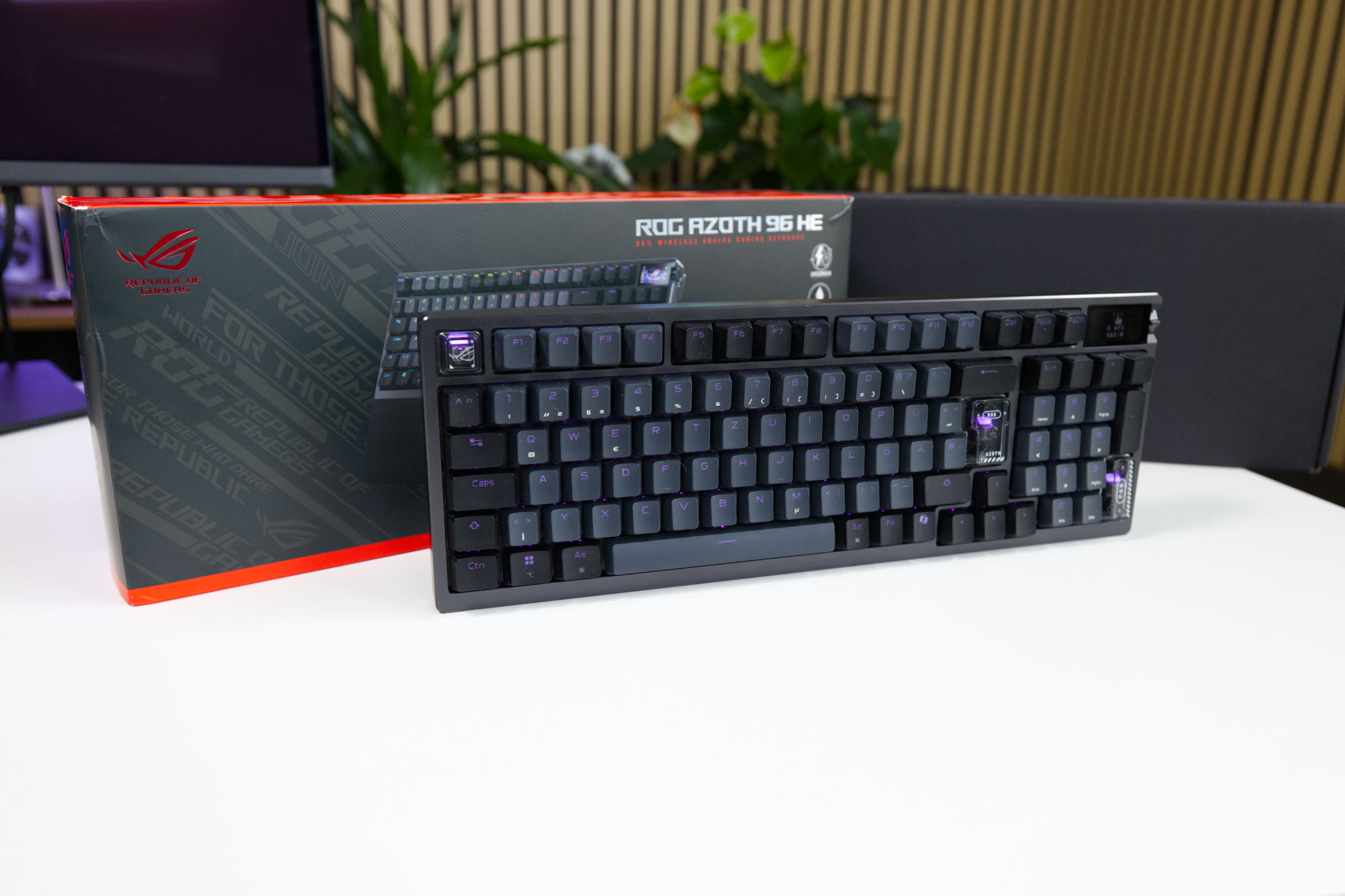 ASUS ROG Azoth 96 HE mit Verpackung