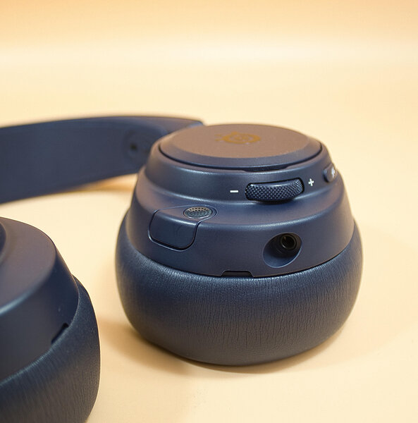 SteelSeries Arctis Nova Pro Omni Lautstärkerädchen und Klinkeanschluss SteelSeries Arctis Nova Pro Omni Lautstärkerädchen und Klinkeanschluss