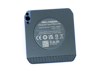 SanDisk PRO CINEMA CFexpress Type B Recorder Rückseite mit Silikonauflage