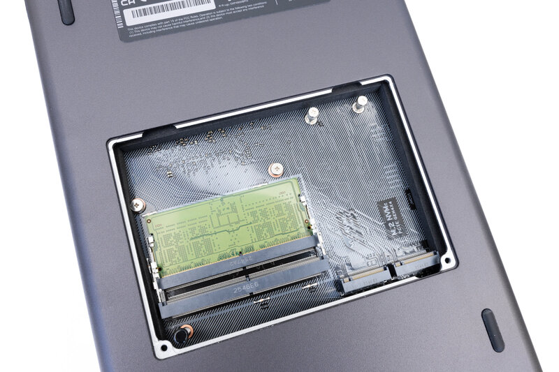 UGREEN DXP4800 Pro Wartungsklappe offen UGREEN DXP4800 Pro Wartungsklappe offen