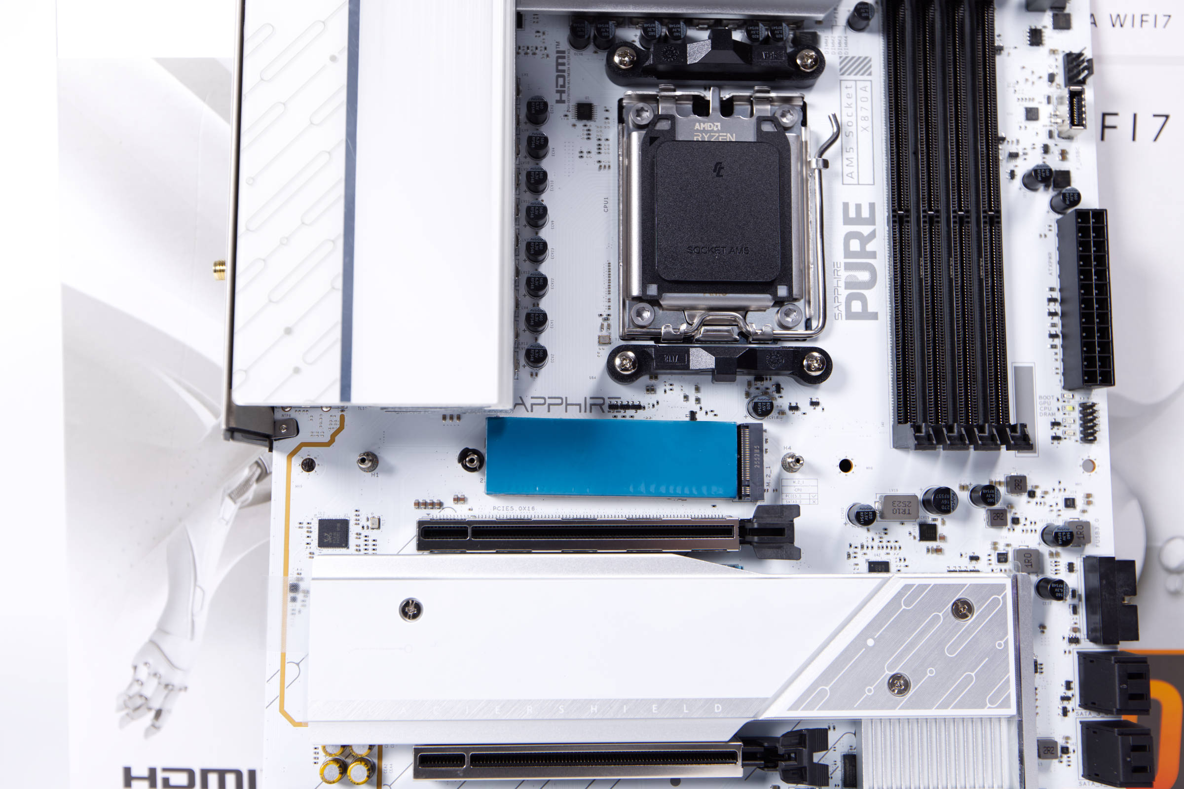 Sapphire PURE X8709A WIFI 7 obere NVMe