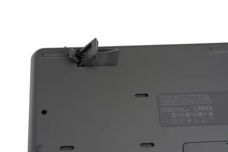 Logitech Signature Comfort Plus Combo MK880 Tastatur K880 Füße ausgeklappt