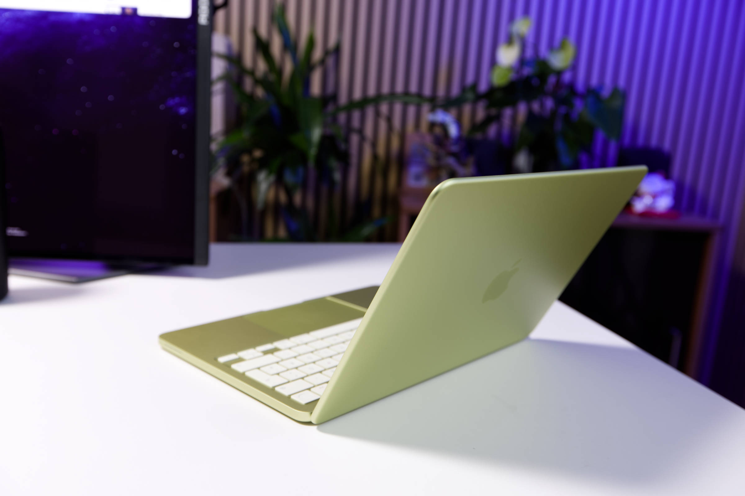 Apple MacBook Neo geöffnet