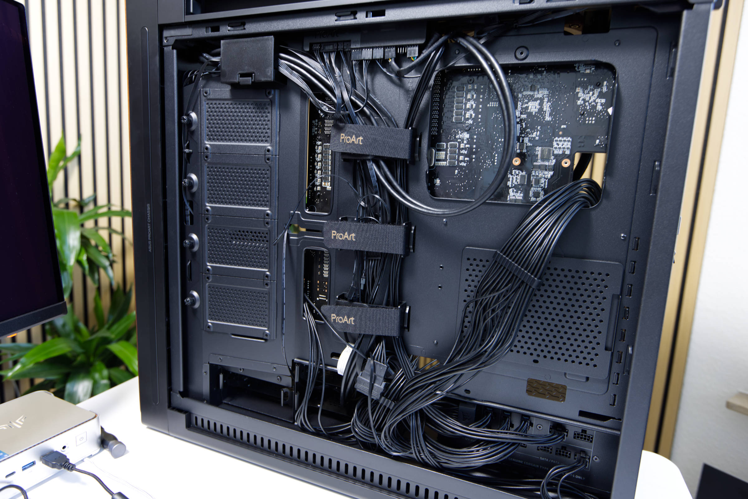 ASUS ProArt PA602 Wood Edition Kabelmanagement