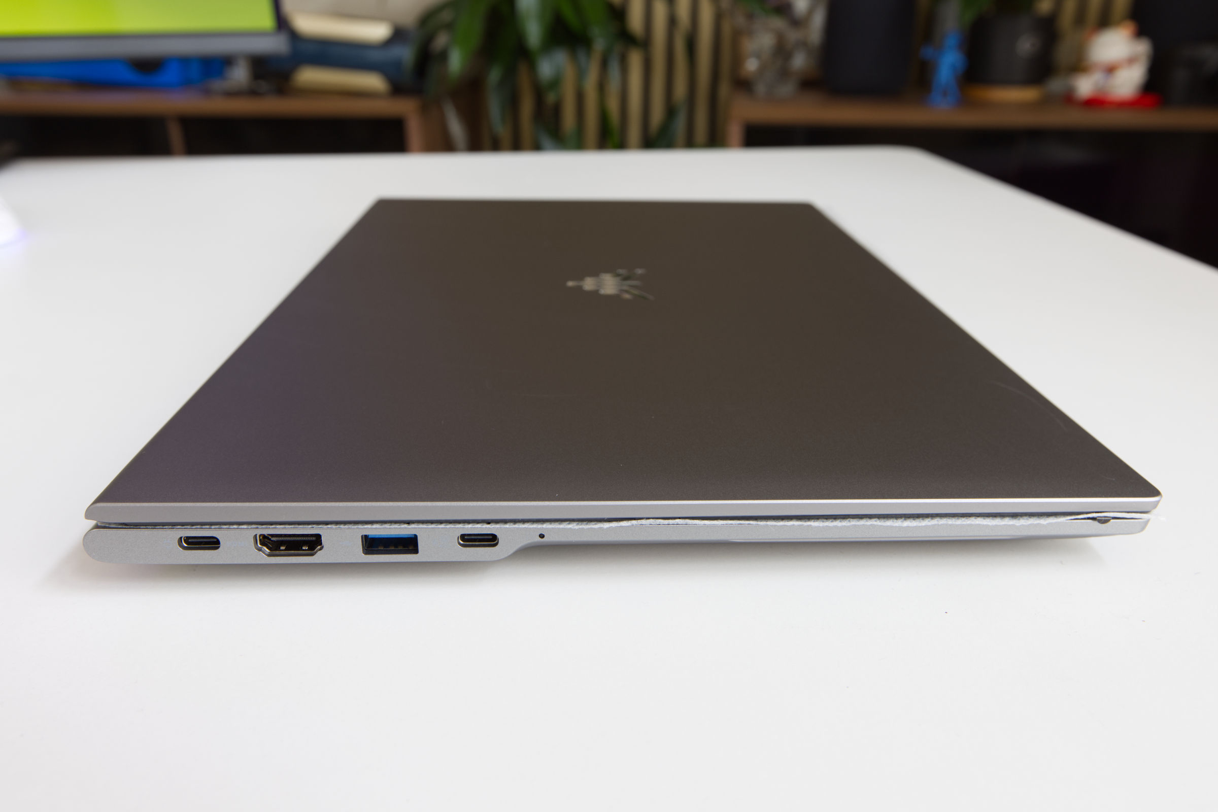 AceMagic RX16 R9 Anschlüsse links