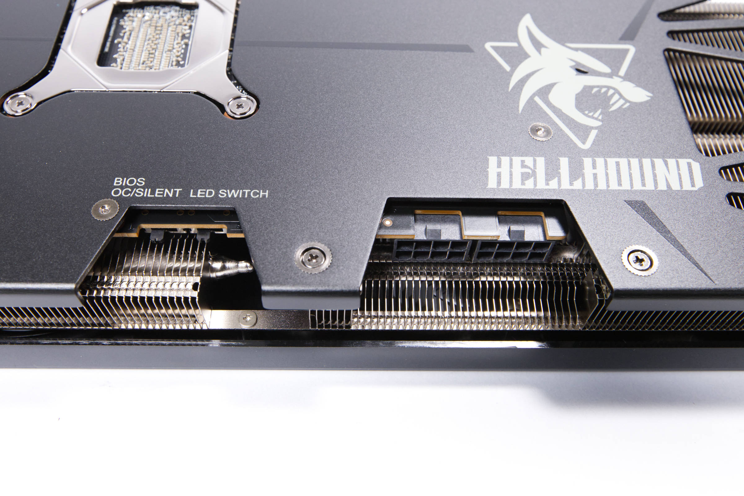 PowerColor Radeon RX 9070 Hellhound Switches PCIer Stomstecker