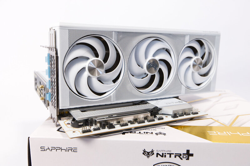 Sapphire Nitro X870EA PhantomLink Polar mit Radeon RX 9070 XT Sapphire Nitro X870EA PhantomLink Polar mit Radeon RX 9070 XT