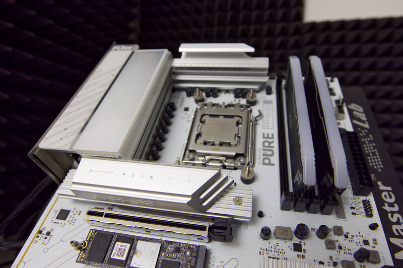 Sapphire PURE X8709A NVMe Einbau Sapphire PURE X8709A NVMe Einbau