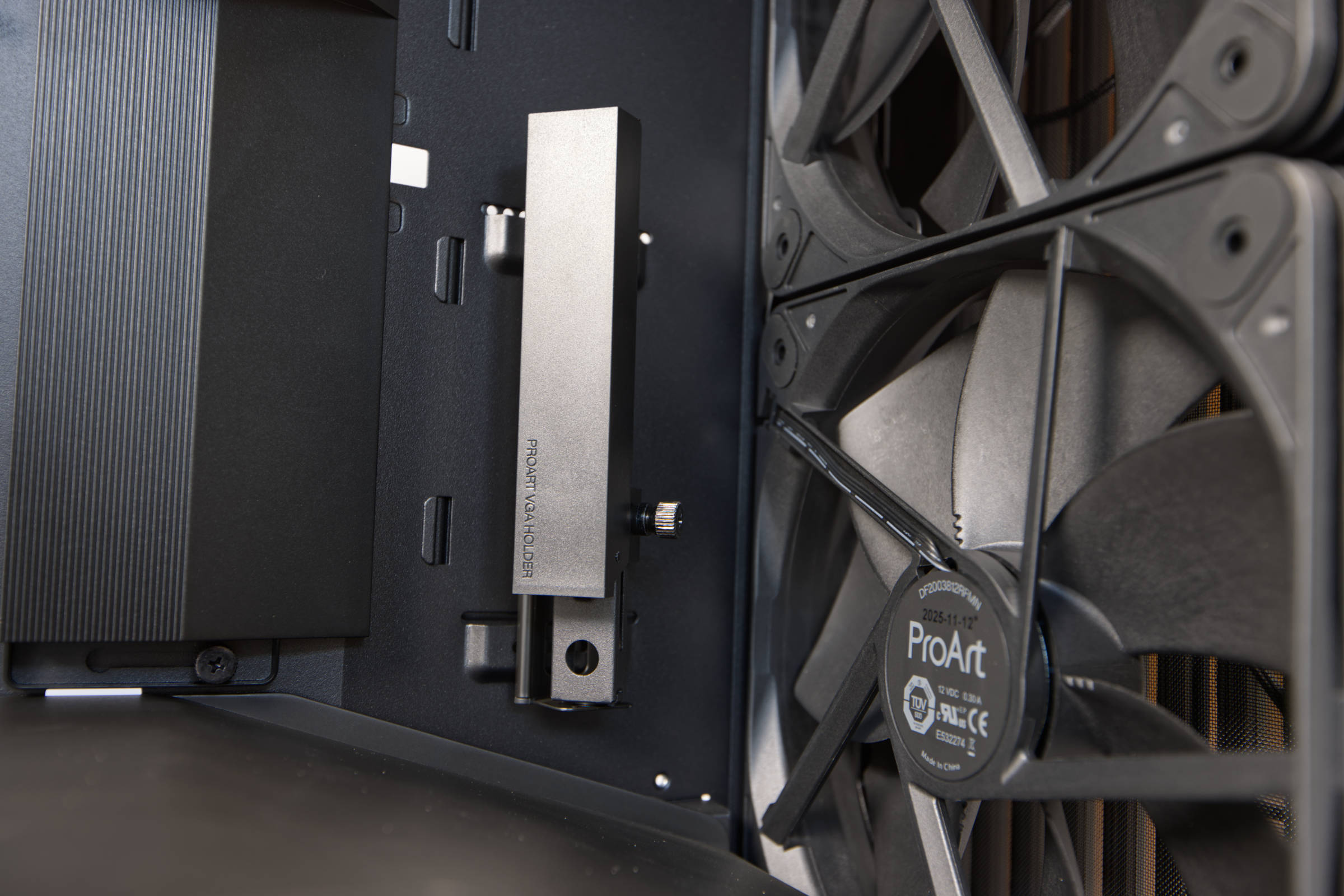 ASUS ProArt PA602 Wood Edition Grafikkartenhalterung