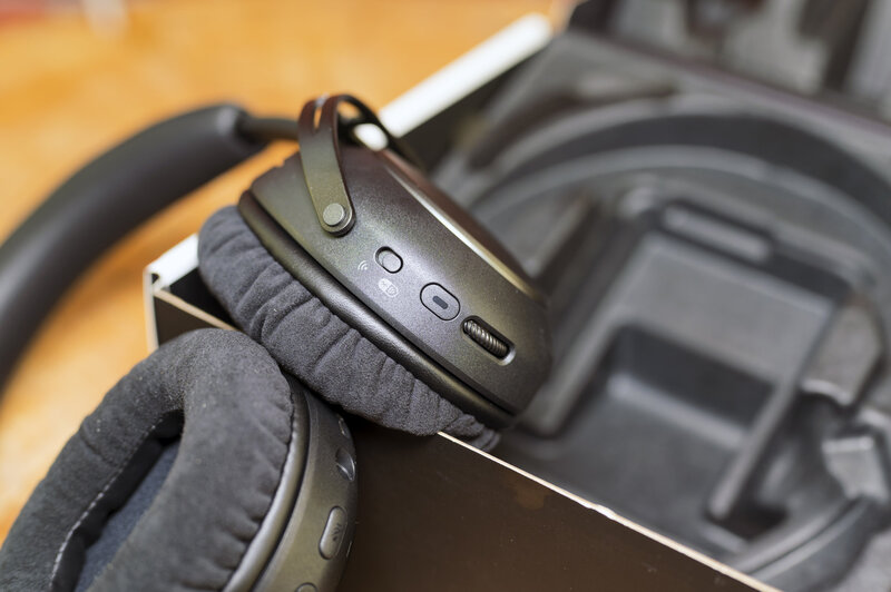 HyperX Cloud Alpha2 Wireless Controls 1 HyperX Cloud Alpha2 Wireless Controls 1
